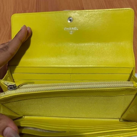 Authentic Chanel lambskin wallet - Picture 4 of 8